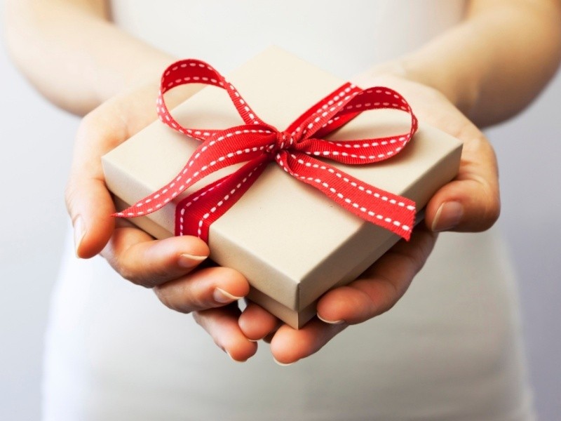 Gift-giving Etiquette Around the World :: Pearls Only - UK | Save up to 80%  with Pearls Only UK