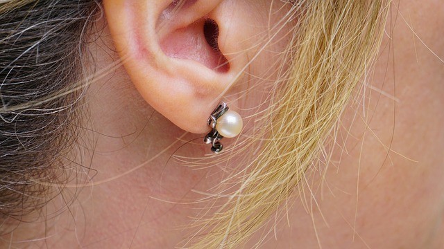 how to choose pearl earrings